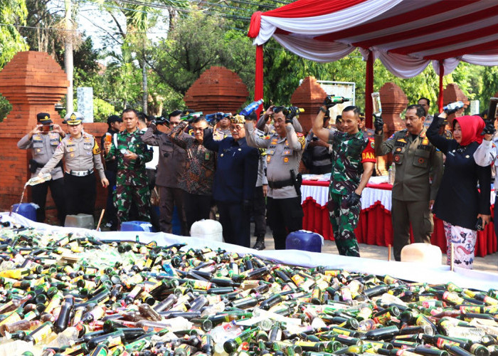 Polresta Cirebon Musnahkan Ribuan Botol Miras Jelang Operasi Lilin Lodaya, Termasuk Ciu dan Obat Keras