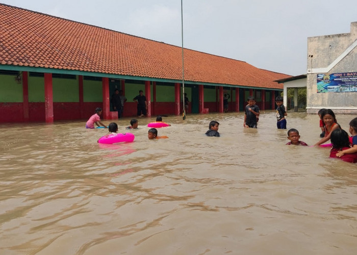 Banjir di Cirebon Rendam 8 Ruangan Sekolah Dasar, Siswa Asyik Main Air, Begini Harapan Kepala Sekolah   