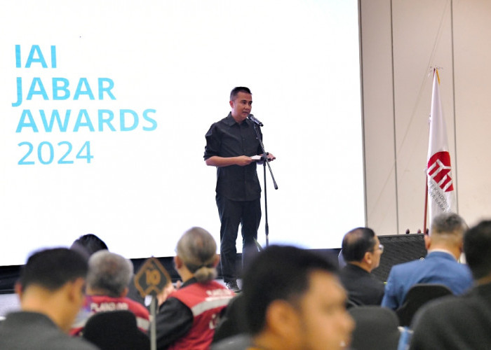 Hadiri Malam Penganugerahan AIA Jabar Award 2024, Pj Gubernur Ajak Arsitek Kembangkan Desain Ramah Lingkungan