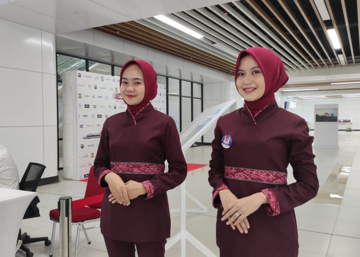 Batik Mega Mendung khas Cirebon menjadi interior dan ornamen utama di Kereta Cepat Jakarta Bandung termasuk seragam pramugari.