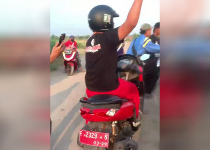 VIRAL Motor Dinas Plat Merah Diduga Dipakai Tawuran di Cirebon