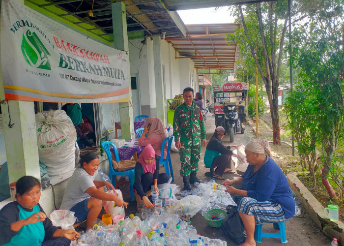 Babinsa Pegambiran Monitoring Kegiatan Bank Sampah Berkah Mulya RW 07