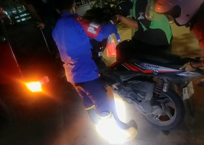 Damkar Indramayu Bantu Evakuasi Motor Warga yang Rangka Depannya Patah di Singaraja