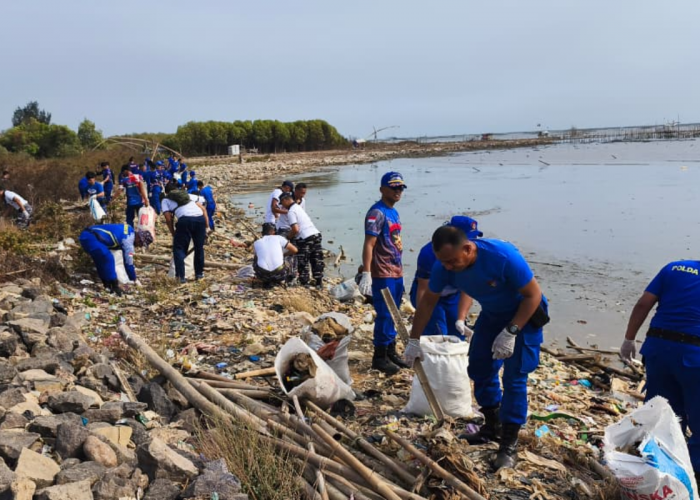 HUT ke-76 Polairud, Nyaris 300 Personel Dikerahkan Bersihkan Pantai Kesenden Cirebon