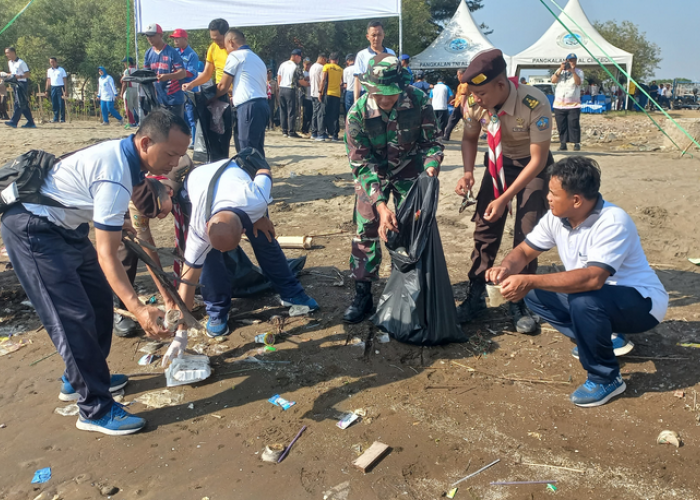 Pelopori Jaga Kebersihan Laut, Lanal Cirebon Gelar Program Laut Bersih