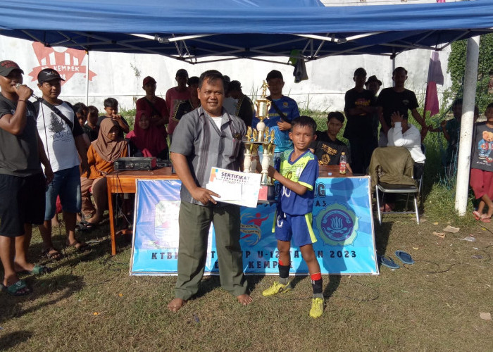 Punya Potensi, Karang Taruna Desa Kempek Cirebon Gelar Turnamen Sepak Bola U-12