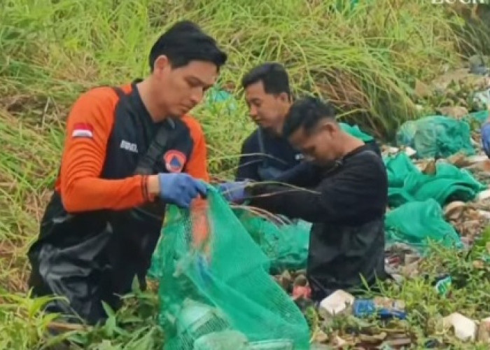 Langkah Nyata Bupati Lucky Hakim Jaga Lingkungan, Turun Langsung Angkat Sampah Sungai