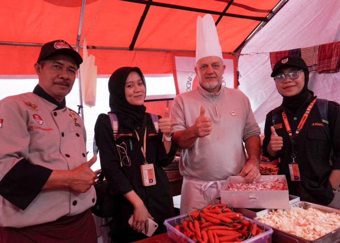Chef Prancis Turun ke Dapur Bencana Longsor Pasirlangu, Masak Menu Sunda untuk Warga