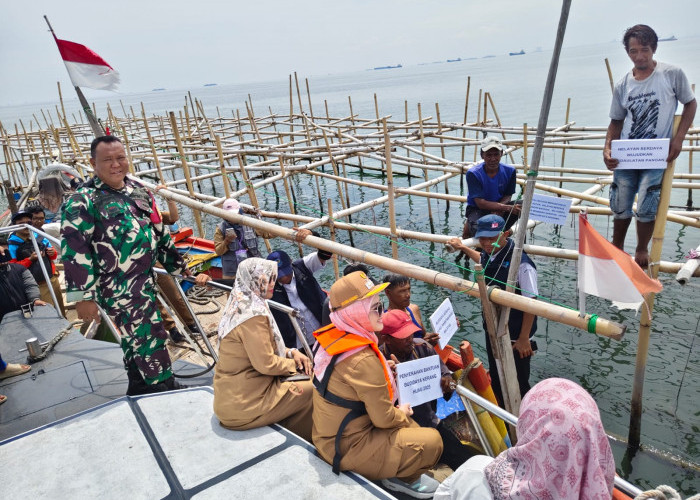 Babinsa Panjunan Dampingi Wakil Walikota Cirebon Tinjau Budidaya Kerang Hijau