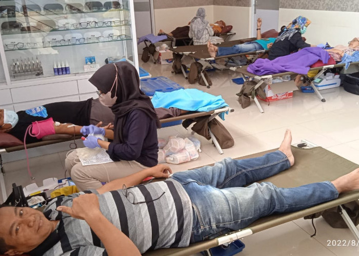 Peringati HUT RI ke-77, Warga Griya Caraka Desa Kalikoa Donasi 51 Kantong Darah ke PMI Kabupaten Cirebon