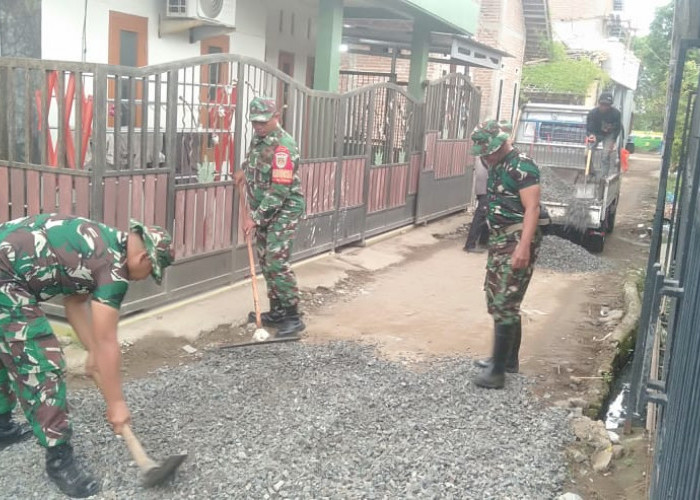 Personel Kodim 0614/Kota Cirebon Laksanakan Pengerasan dan Pengaspalan Jalan pada Program BSMSS 2025