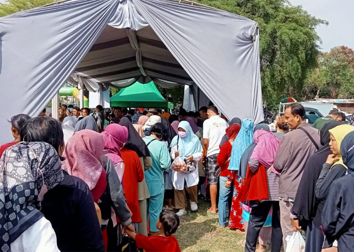Warga Rela Mengantre saat Gerakan Pangan Murah di Kota Cirebon, Omzet Capai Rp500 Juta 