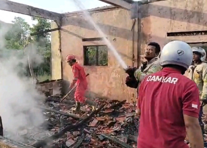 Kebakaran Hebat di Losarang Indramayu Diduga Ulah ODGJ, Rumah Ludes Dilalap Api