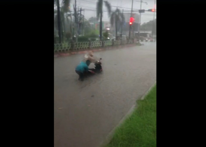 Jalan Terusan Pemuda Cirebon Banjir, Pengendara Terpaksa Dorong Motor
