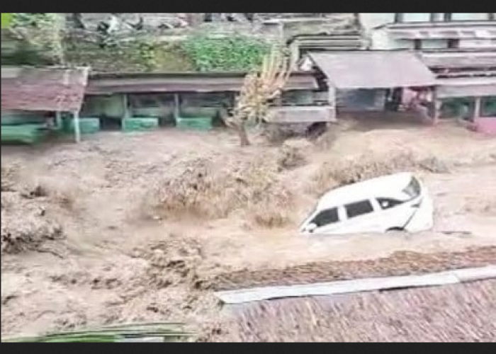 NGERI! Penampakan Mobil Terseret Banjir Bandang di Kawasan Wisata Sembahe Sibolangit
