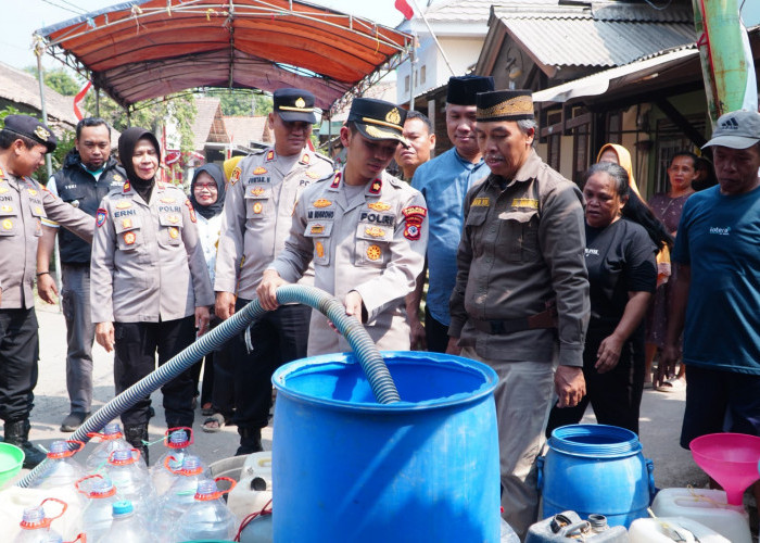 Warga Argasunya Terdampak Kekeringan, Polres Cirebon Kota Bergerak Kirim Bantuan Ribuan Liter Air Bersih