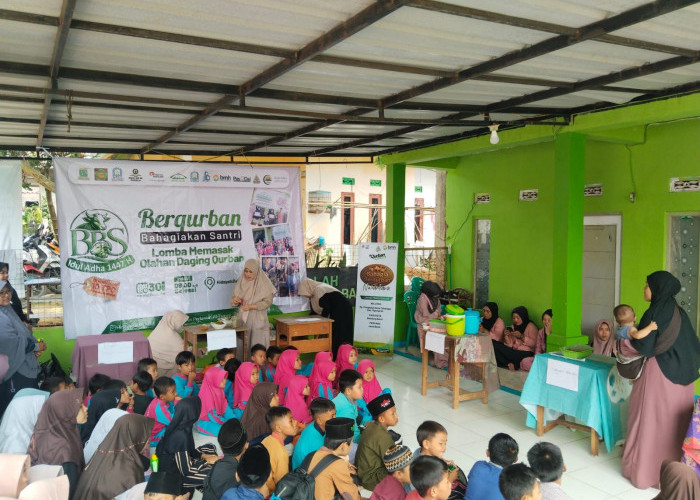 Berqurban Bahagiakan Santri, Pesantren At-Taqwa Perkuat Edukasi dan Kebersamaan Bersama BMH Jabar
