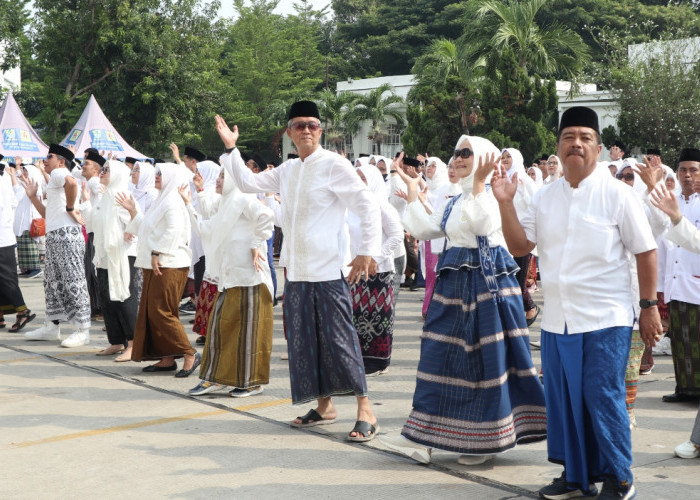 1.000 ASN di Kota Cirebon Ikut Berpartisipasi Pecahkan Rekor MURI Pakai Sarung Tenun