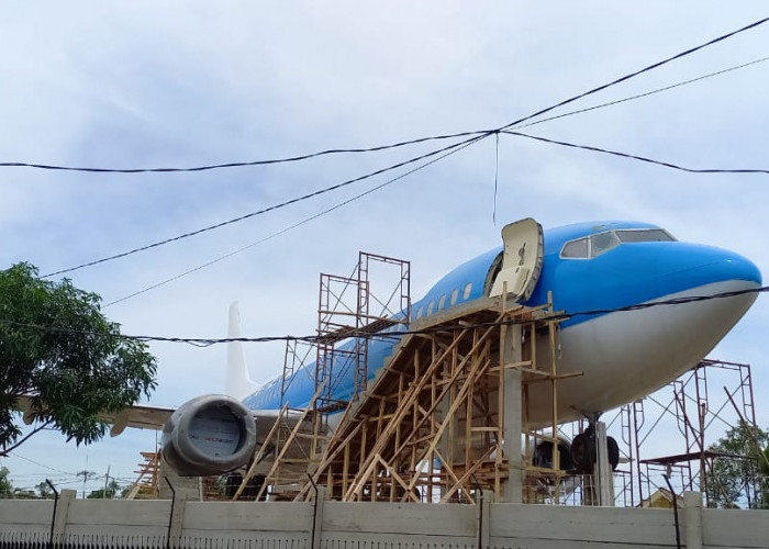 Pesawat Boeing 737-400 Bikin Penasaran Warga di Jl Wahidin Kota Cirebon, Ada Apa Ya?