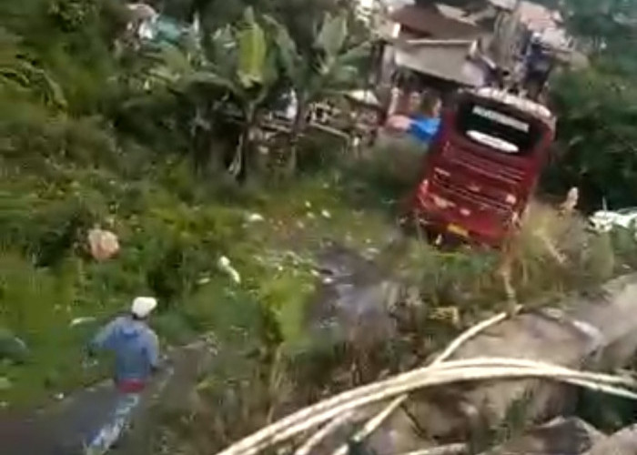 DETIK-DETIK Bus Wisata Masuk ke Jurang di Guci Tegal: Woy Ngerem, Allahu Akbar