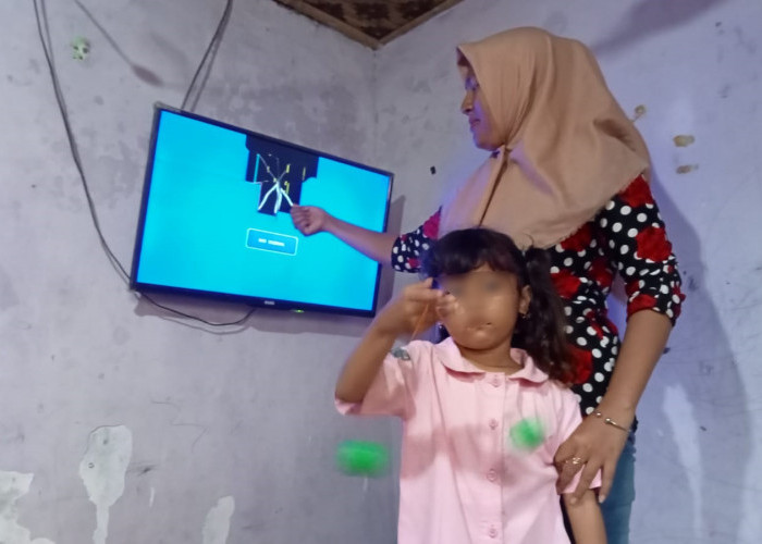 Lato lato Memakan 'Korban' di Cideng Cirebon, TV Rusak Kena Hantam