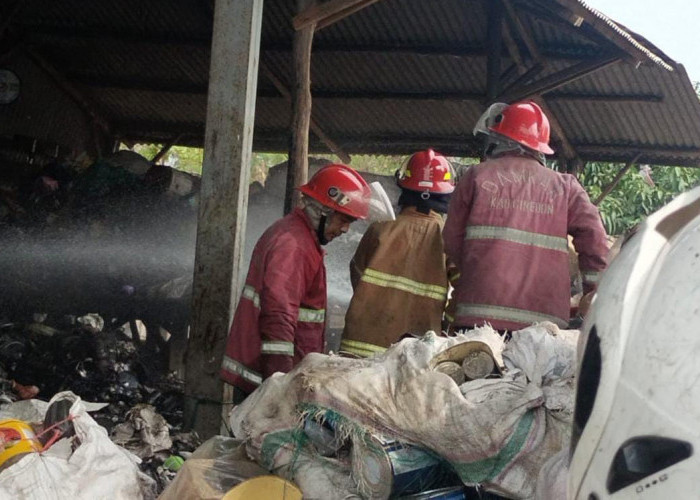 Gudang Rongsok di Panguragan Kebakaran, Kerugian Ditaksir Rp120 Juta