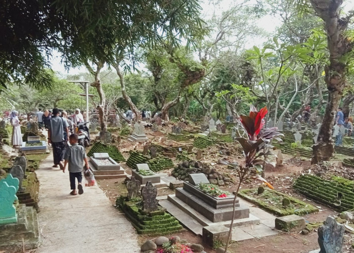 Usai Salat Id, Warga Babakan Ziarah ke TPU Pataraksa