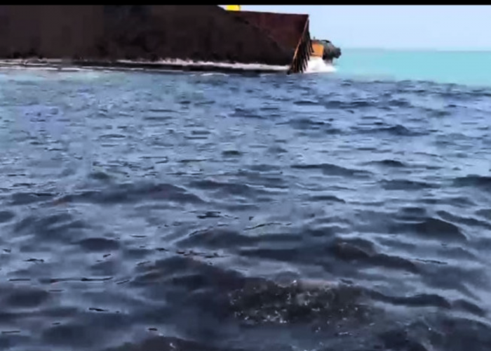 Laut Cirebon Menghitam Akibat Tumpahan Batu Bara, Aktivis Soroti Lambannya Penanganan dan Sikap Tertutup