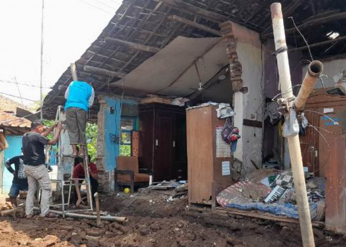 Sungai Kedungpane Meluap, Rumah di Desa Pilangsari Cirebon Ambruk Tengah Malam