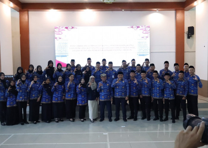 Tekankan Jaga Integritas dan Kinerja, Bupati Imron Ambil Sumpah Janji 63 PNS