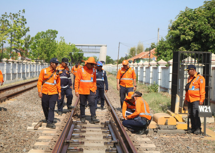 KAI Daop 3 Cirebon Rutin Laksanakan Pemeriksaan Lintas Guna Keselamatan Perjalanan Kereta Api