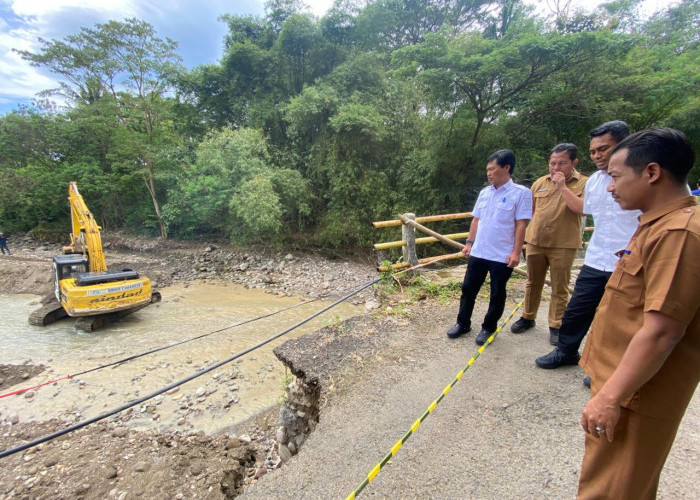 Walikota Cirebon Tinjau Jembatan Lebakngok, Arus Sungai Dialihkan Cegah Longsor Meluas