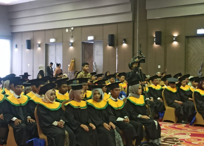 IPEBA Wisuda 68 Mahasiswa Ipeba Kampus Bernuansa Pesantren