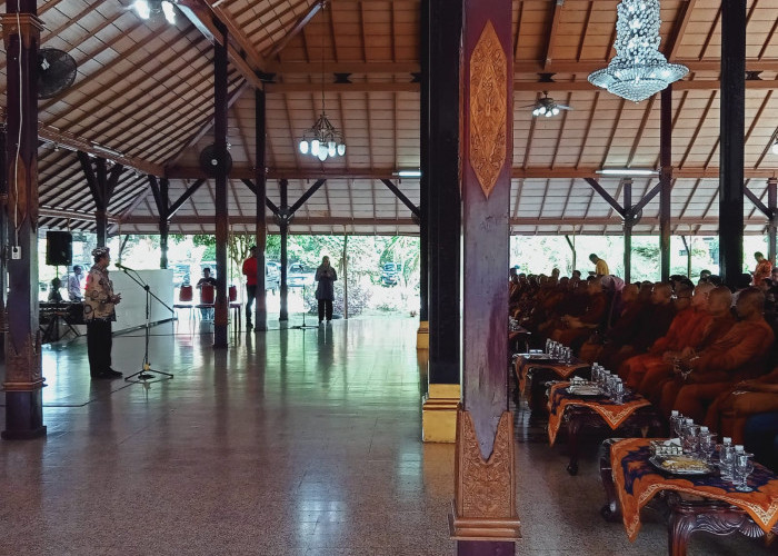 Dengan Mata Berkaca-Kaca, Bupati Cirebon Sambut 32 Biksu di Pendopo