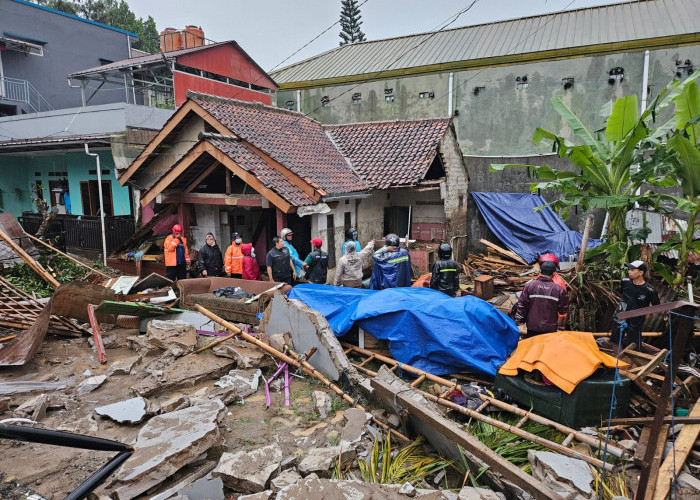 Gercep! Dinsos Jabar  Salurkan Bantuan Logistik untuk Warga Terdampak Banjir Bandang Cimahi