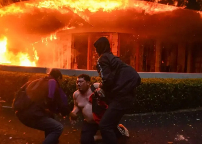 Demo Depan DPRD Jabar Ricuh, Mes MPR RI dan dan Videotron Terbakar