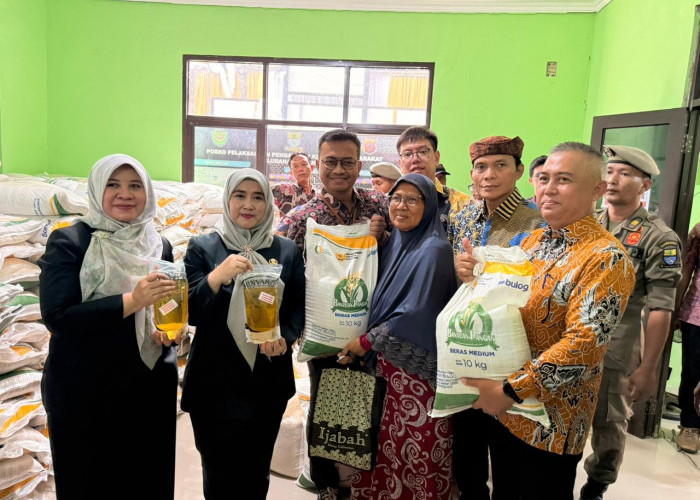 Jaga Daya Beli Warga, Pemkot Cirebon dan Bulog Mulai Distribusikan Bantuan Pangan