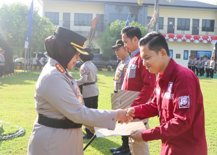 Pimpin Apel Jam Pimpinan, Kapolresta Cirebon Beri Penghargaan ke Personel Berprestasi 