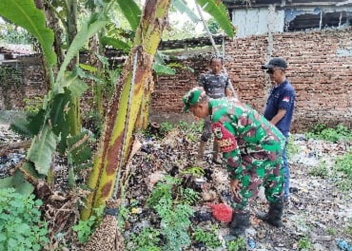 Warga RW 03 Langensari Bersama Babinsa Gelar Kerja Bakti Antisipasi Banjir dan Penyakit