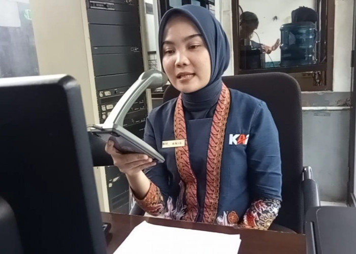 Menguasai 3 Bahasa, Ini Dia Sosok Announcer Cantik di Stasiun Kejaksan Cirebon