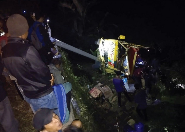 Kecelakaan di Jalintim Kuningan, Truk Sembako Gagal Nanjak Terguling ke Jurang
