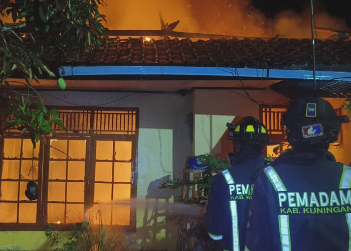 Kebakaran di Kuningan: Rumah Sekaligus Tempat Usaha Konveksi Hangus Terbakar, Kerugian Capai Rp360 Juta