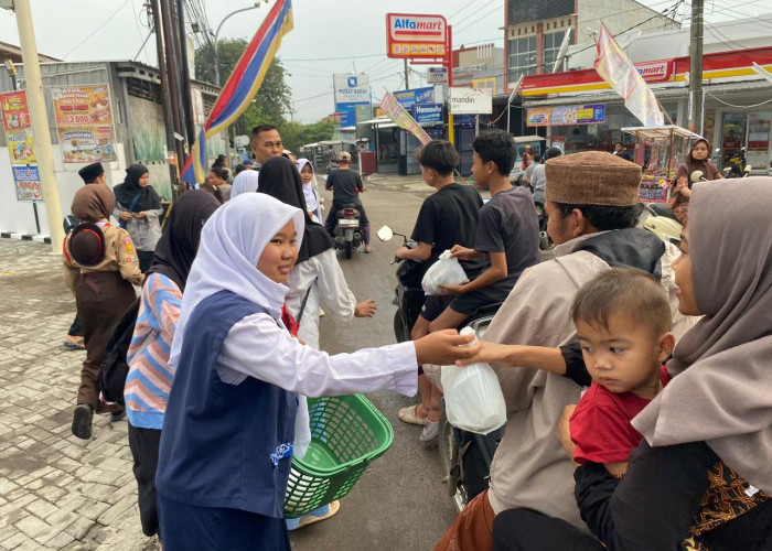Peringati Milad, MTs Negeri 2 Kota Cirebon Bagikan Ratusan Paket Takjil