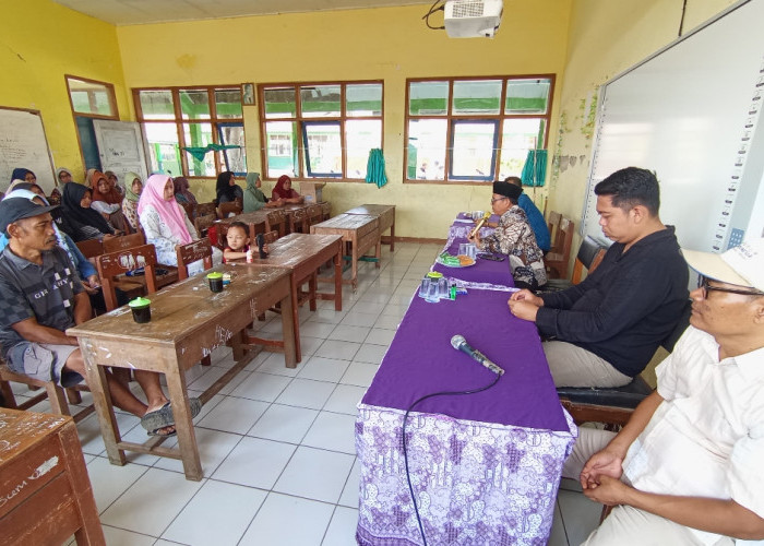 Atap SDN 3 Cihirup Kuningan Ambruk, Orang Tua Siswa Siap Gotong Royong Bersihkan Puing