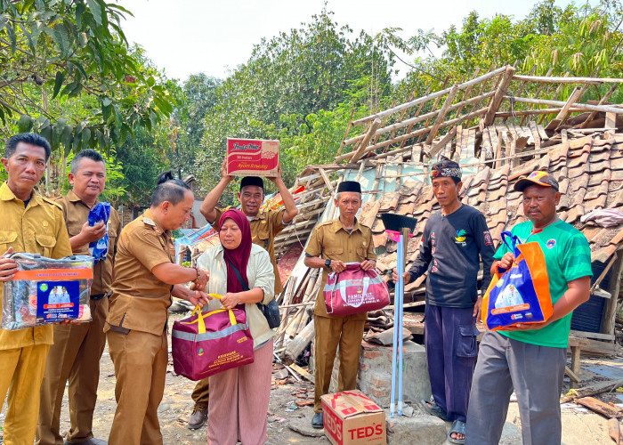 Pemkab Indramayu Salurkan Bantuan untuk Rasidi, Lansia Korban Rumah Ambruk