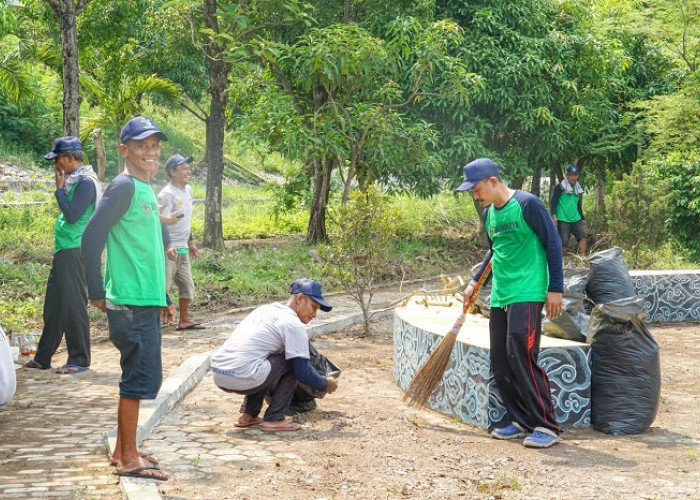 Volunteer Day, DLH Tanam Bibit Pohon dan Bersih-Bersih di Desa Cengkuang 