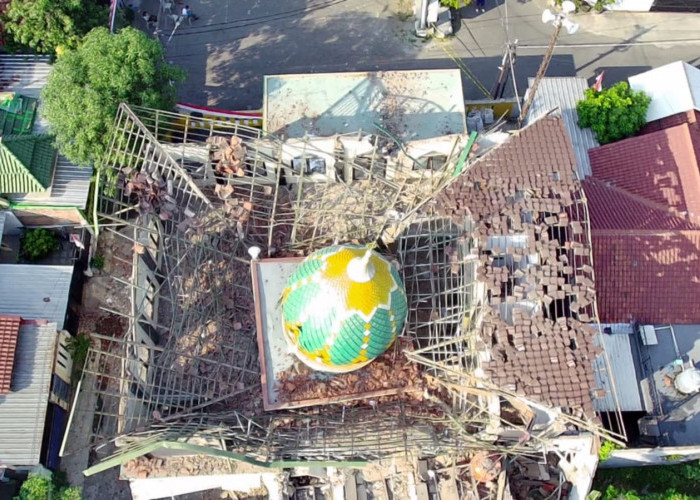 Penampakan atap Masjid As Salam Perum Rinjani Kota Cirebon yang ambruk karena angin kencang.