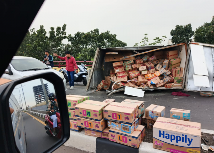 Truk Terguling di Flyover Pegambiran Cirebon, Sopir Hindari Mobil Parkir hingga Hilang Kendali