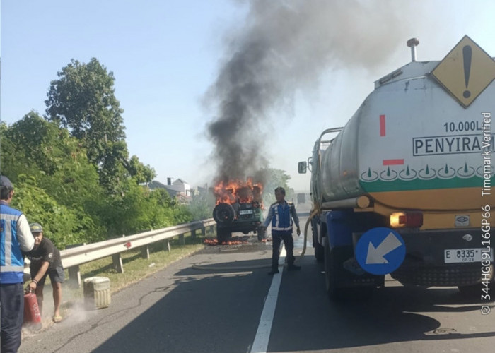 Landcruiser Terbakar di Tol Palikanci, Diduga Korsleting Kelistrikan