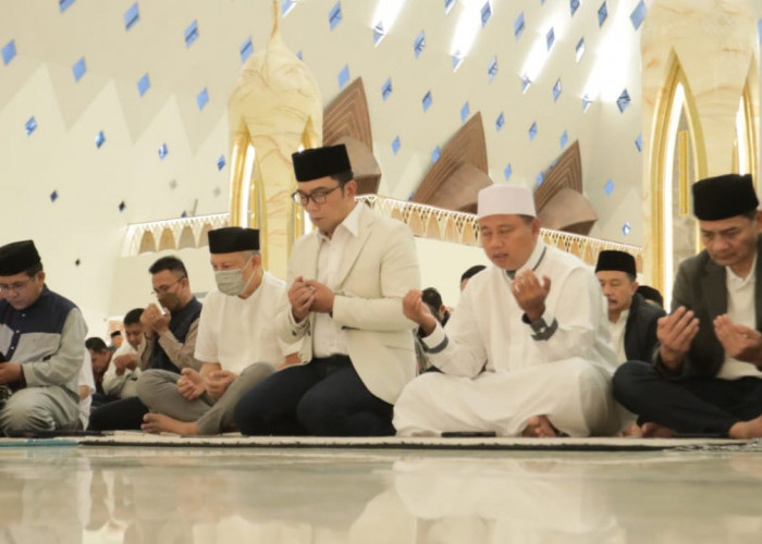 Perdana, Ridwan Kamil Subuh Berjamaah di Masjid Raya Al Jabbar, Dilanjut Bebersih Bersama 